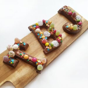 Chocoladeletters versieren met snoepjes als activiteit voor kinderen met Sintrklaas