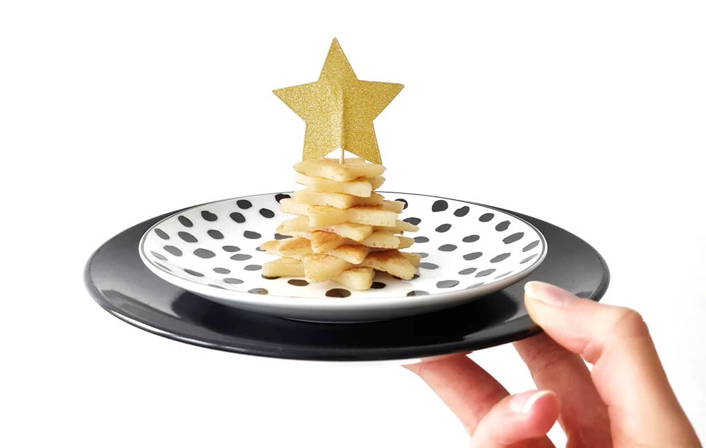 kersthapje van pannenkoek in de vorm van een kerstboom