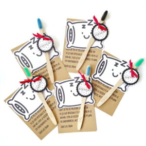 zelfgemaakte uitnodiging voor een slaapfeestje.