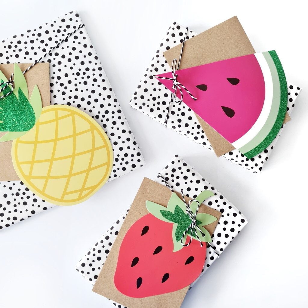 Een cadeau inpakken met als label een onderdeel van een slinger