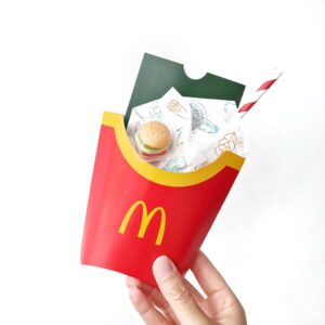 Een cadeaubon van de Mc Donalds leuk inpakken om cadeau te doen