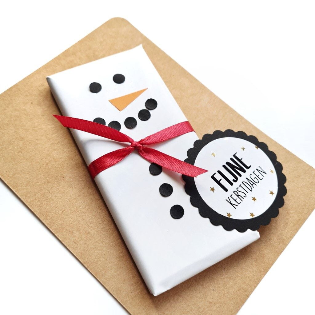 Van een mini chocoladereep een sneeuwpop maken om te trakteren of uit te delen als kleinigheidje