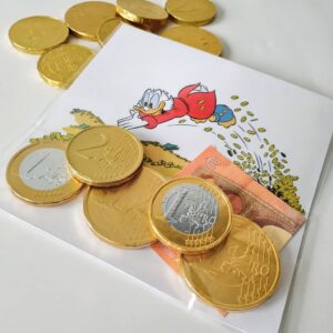 Geld inpakken om cadeau te doen waarbij Dagobert zwemt in het geld