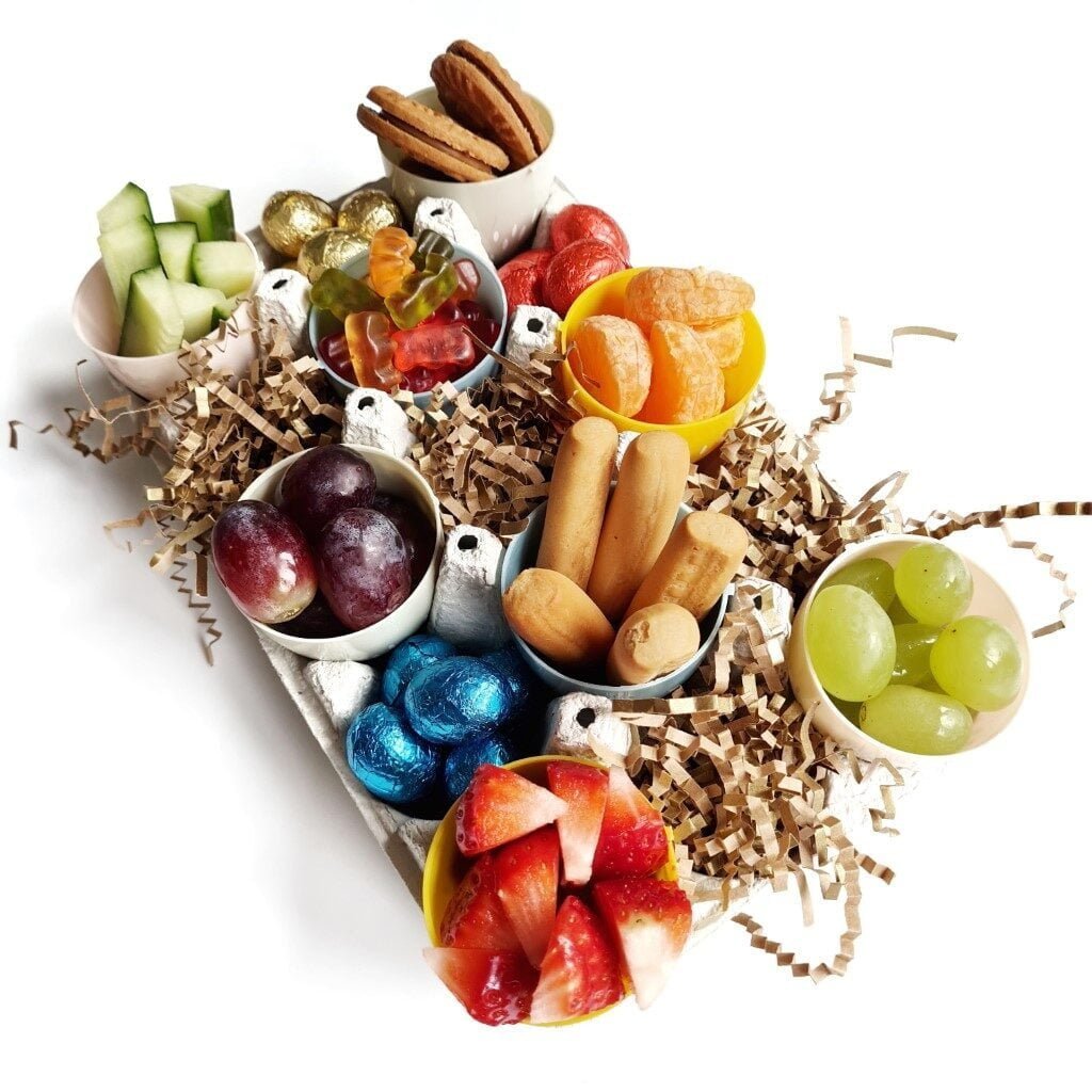 Een borrelplank in de stijl van Pasen om te serveren tijden de paasdagen