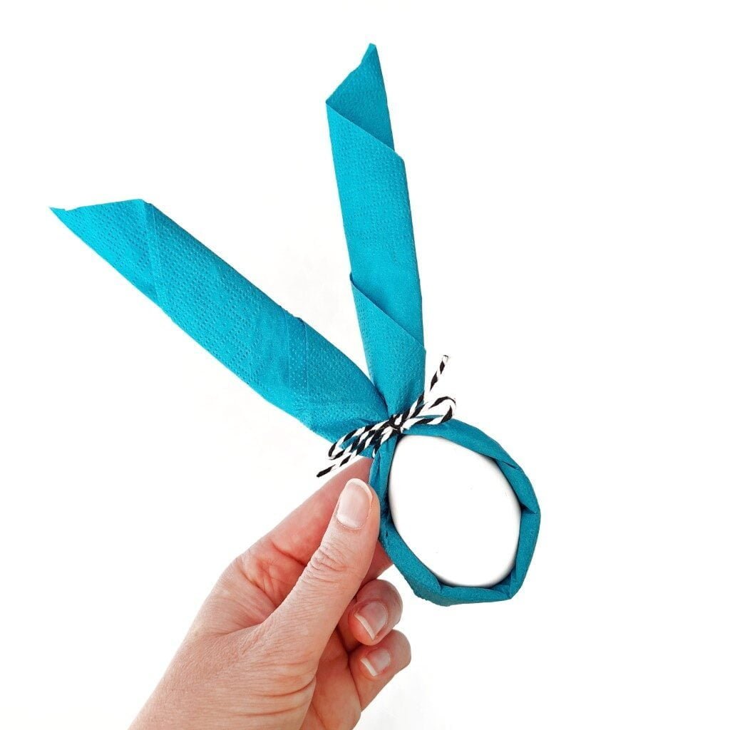 Een ei verkleed als paashaas voor op tafel tijdens Pasen