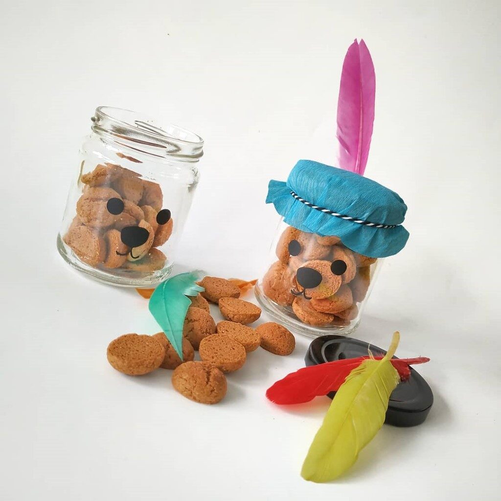 Pietjes gemaakt van glazen potjes om te trakteren rond Sinterklaas