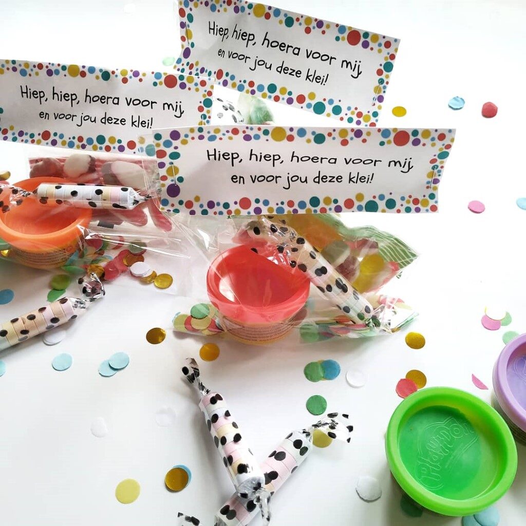 Een printable voor traktatie met klei voor een verjaardag of een afscheid om te trakteren