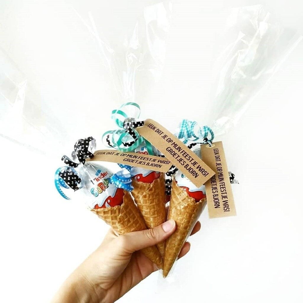 ijsjes trakteren door met verrassingseieren een traktatie te maken