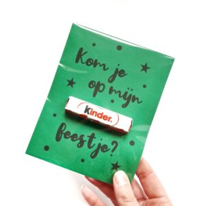 Een uitnodiging voor een kinderfeestje met een reepje chocolade van kinderbueno