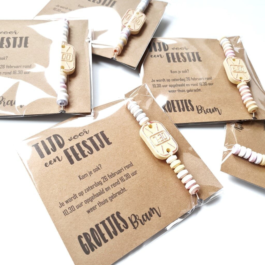 Uitnodiging voor een kinderfeestje met een snoephorloge