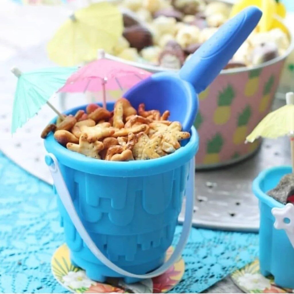 Zomers borrelen met een emmertje en schepje als bakje voor de nootjes en hapjes