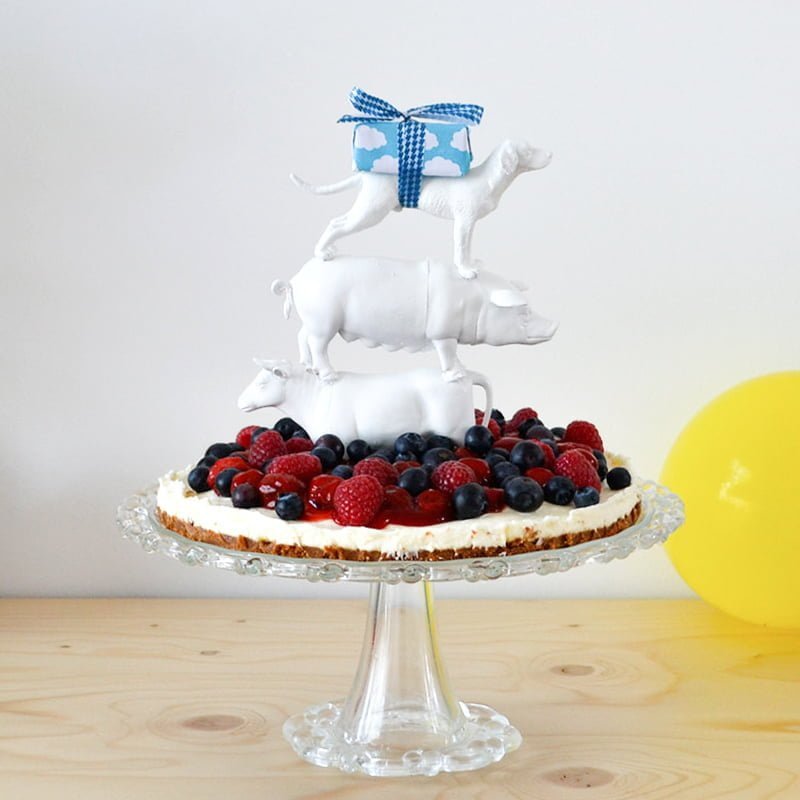 Een leuke DIY taarttopper gemaakt van plastic boerderij dieren