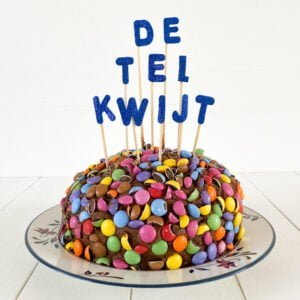 Een taart topper voor iemand op leeftijd gemaakt met de letter stickers van Hema.