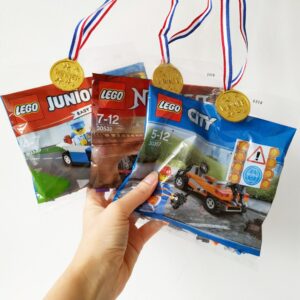 Lego als avondvierdaagse cadeautje met medaille.