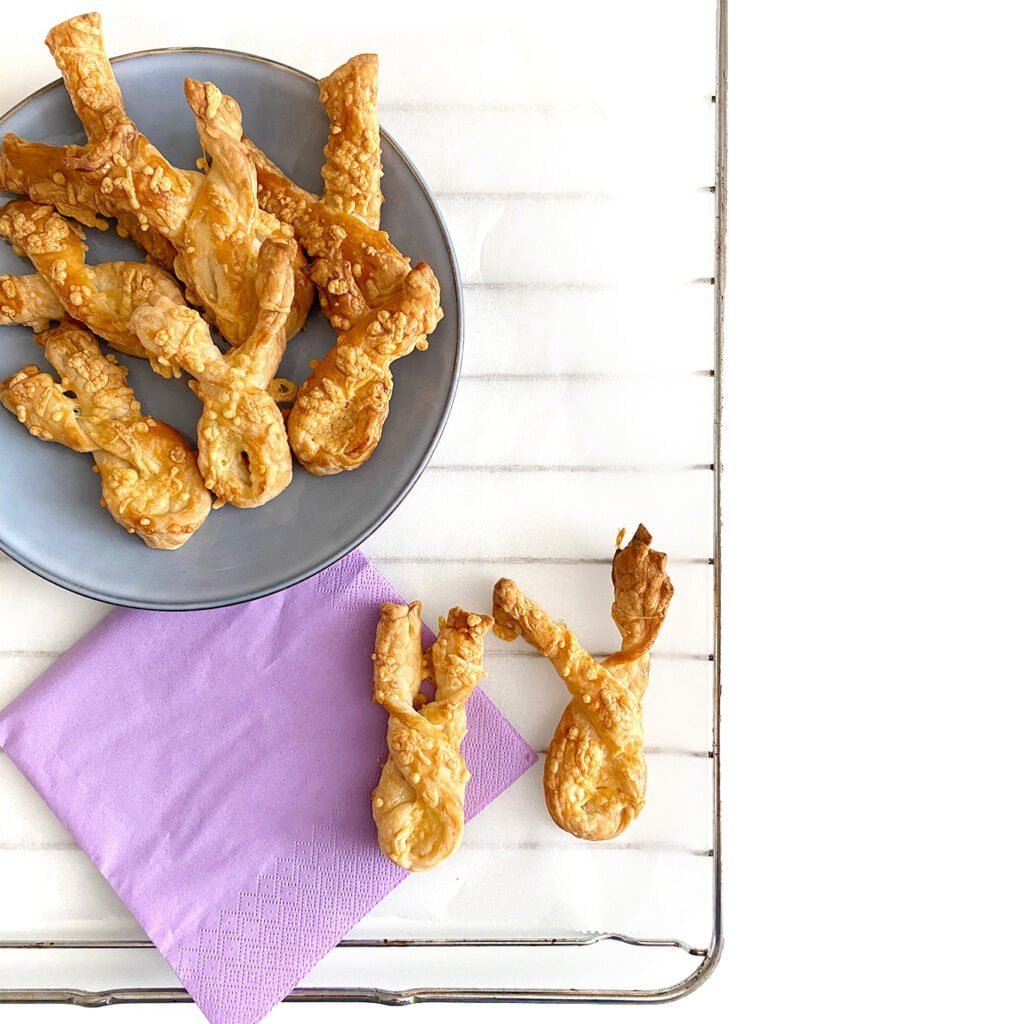 Kaasstengel paashaasjes van bladerdeeg maken