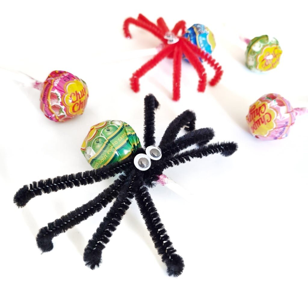 Een traktatie voor de herfst of Halloween waarbij je van een lolly een spin maakt