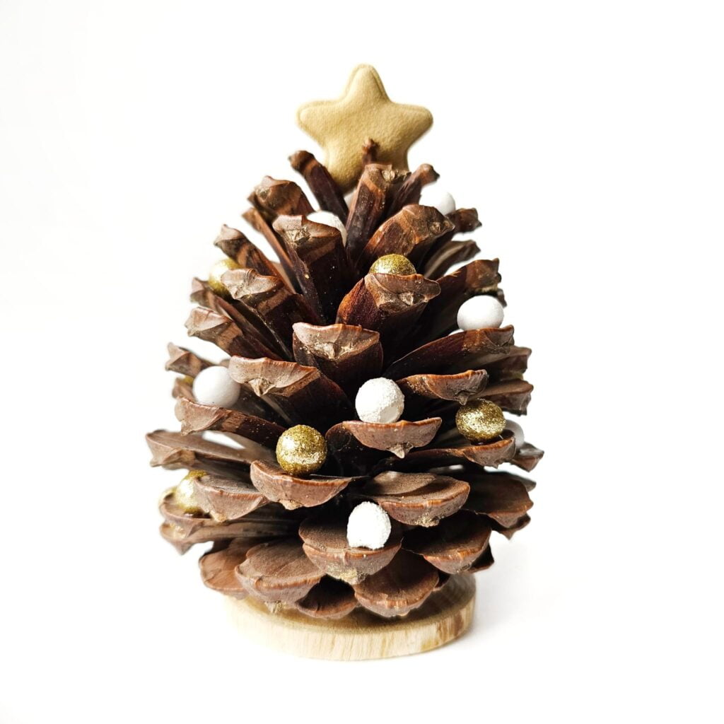 DIY hoe maak je van een dennenappel een kerstboom