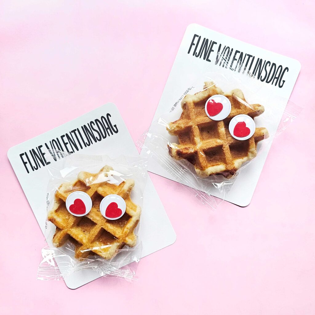 Een suikerwafel met hartjes wiebelogen als traktatie voor valentijnsdag