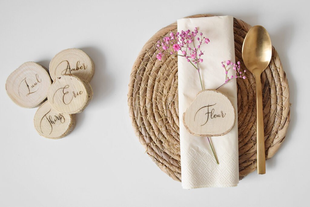 houten naambordjes voor tafelschikking bij bruiloft, kerstdiner, of andere gelegenheid