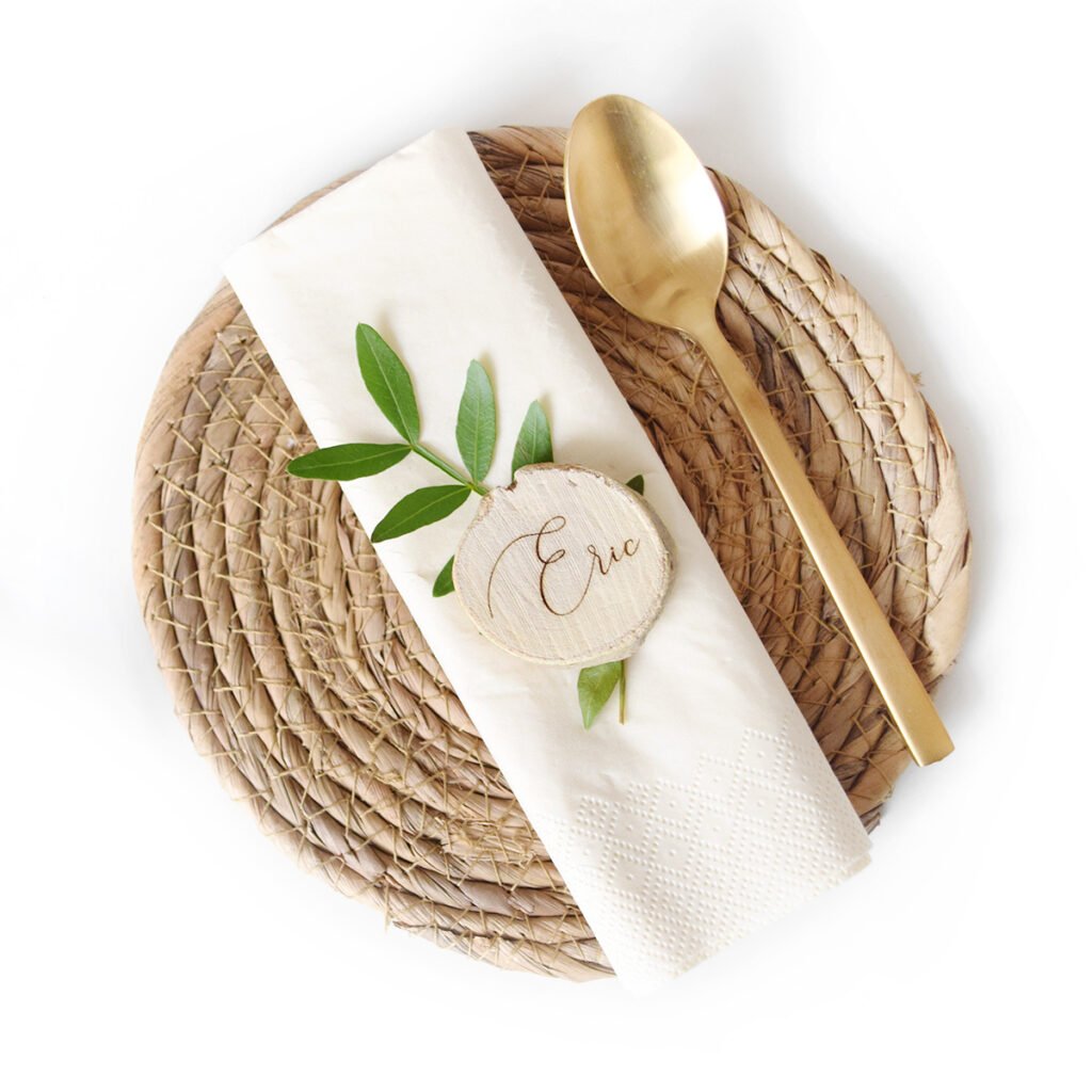 houten naambordjes voor tafelschikking bij bruiloft