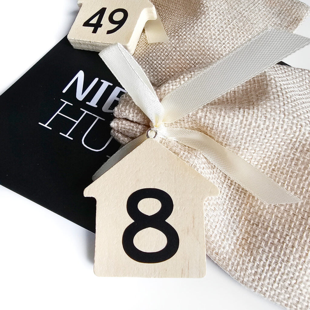 houten huisjes met huisnummer