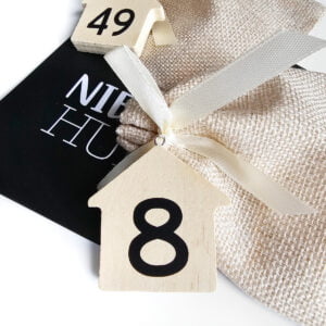 houten huisjes met huisnummer