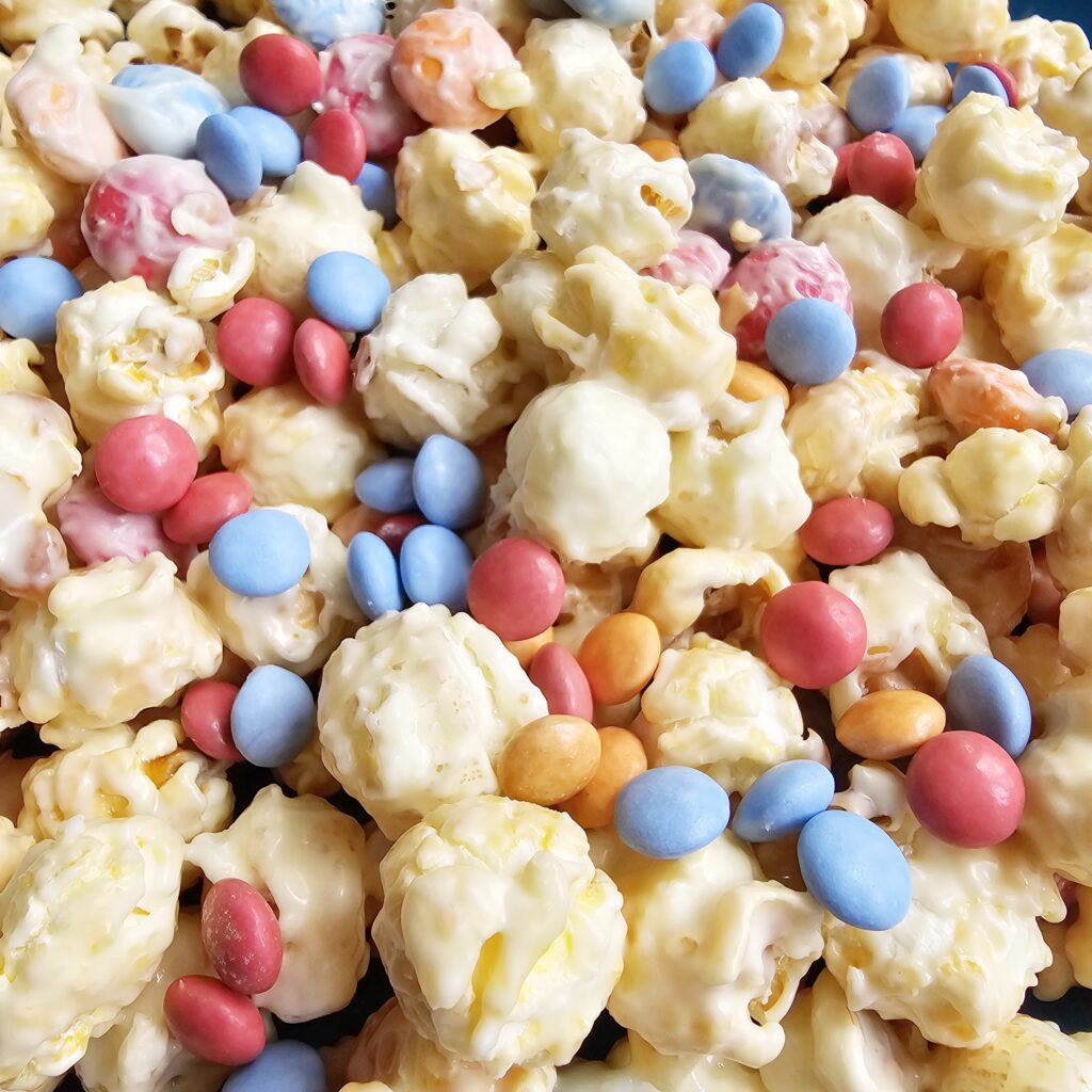 popcorn maken met chocolade en smarties of m&m's