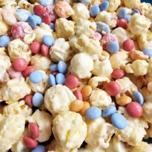 popcorn maken met chocolade en smarties of m&m's