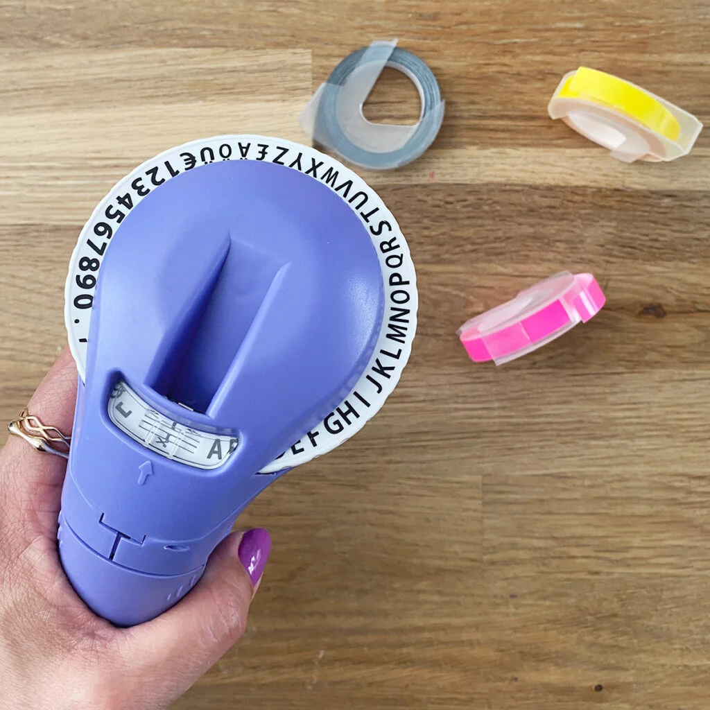 Embossing Label Maker Handboek voor Kleine Printers C101 voor Mini Machine Label Maken Embosser Embossing Label Maker Machine Miniatuur Embosser Label Maker Label Makers (PURPLE