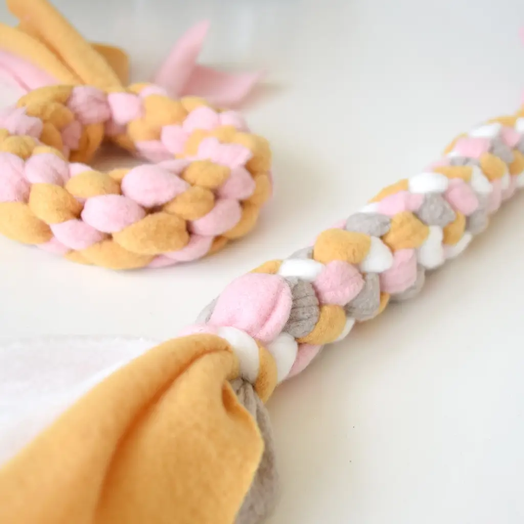 zelf hondenspeelgoed maken van fleece