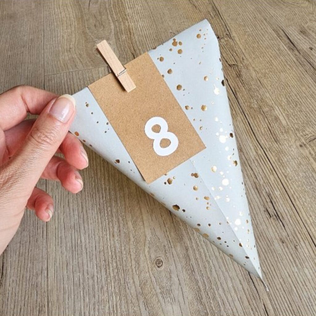 driehoekzakje gemaakt van plat cadeauzakje