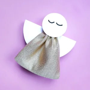 Kerstengel maken van een stoffen cadeauzakje.