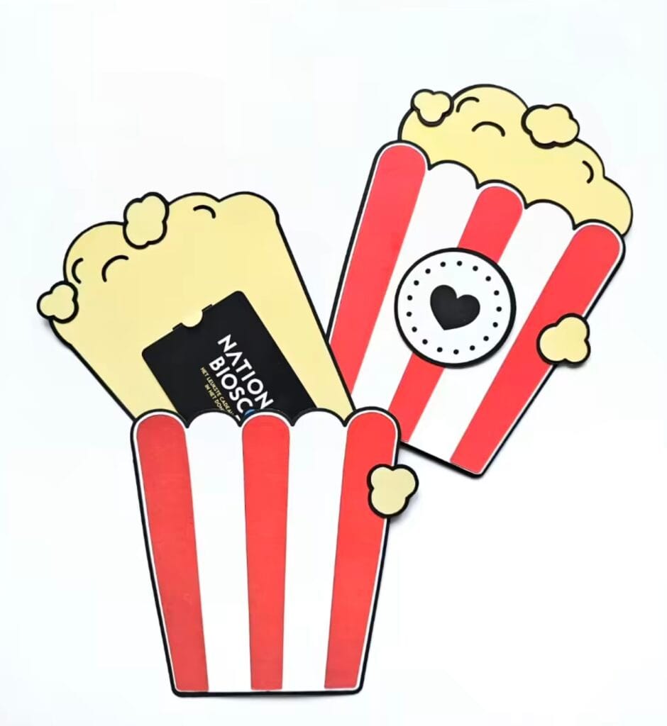 Cadeaukaarthouder voor bioscoopbon in de vorm van een popcorn bakje.