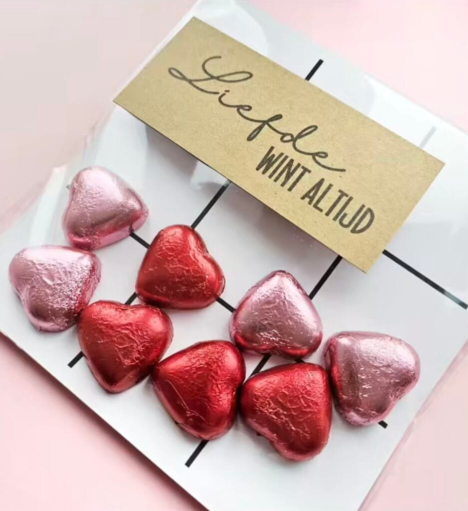 Klein valentijnscadeautje met hartjes chocolaatjes.