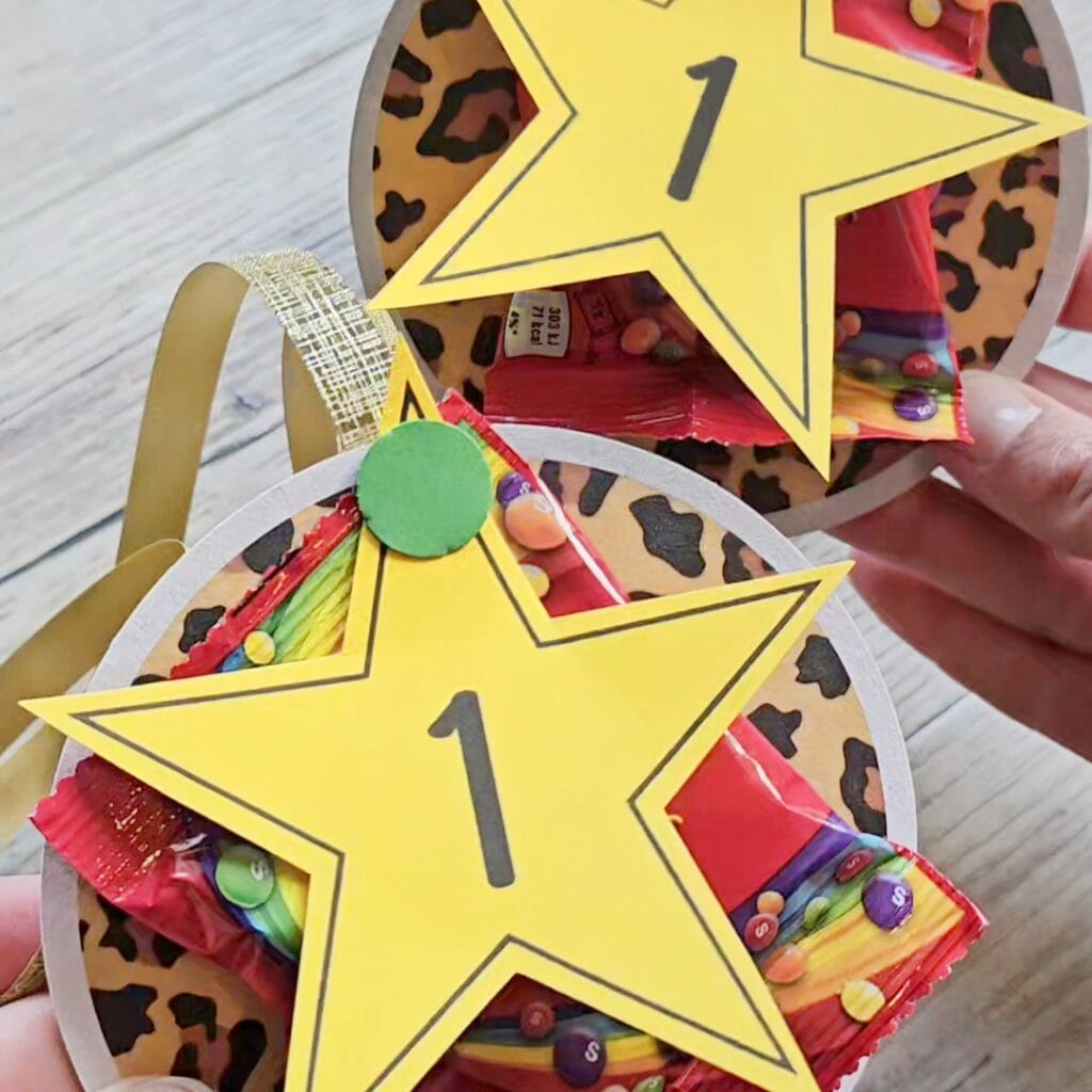 Een medaille knutselen met de kartonnen bierviltjes van Action voor de avondvierdaagse of een zwemdiploma