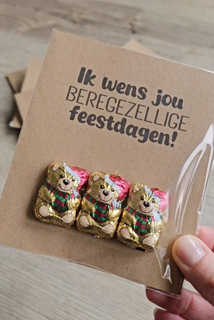 Een leuk kaartje voor de feestdagen wat in combinatie met iets lekkers een kleinigheidje wordt